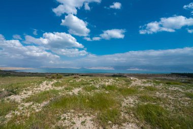 İsrail 'de Ölü Deniz' in maliyetine bakan Yehuda Çölü 'nün manzarası