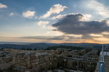 Kudüs ve Helenistik şehrin kalıntıları ve Haçlı Kalesi üzerindeki mistik günbatımı Peygamber Samuel 'in (Nebi Samwil / Kever Shmuel ha-Nevi), Kudüs, İsrail