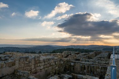 Kudüs ve Helenistik şehrin kalıntıları ve Haçlı Kalesi üzerindeki mistik günbatımı Peygamber Samuel 'in (Nebi Samwil / Kever Shmuel ha-Nevi), Kudüs, İsrail