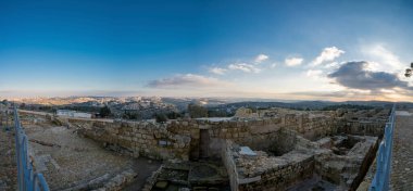 Kudüs ve Helenistik şehrin kalıntıları ve Haçlı Kalesi üzerindeki mistik günbatımı Peygamber Samuel 'in (Nebi Samwil / Kever Shmuel ha-Nevi), Kudüs, İsrail