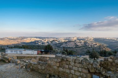 Kudüs ve Helenistik şehrin kalıntıları ve Haçlı Kalesi üzerindeki mistik günbatımı Peygamber Samuel 'in (Nebi Samwil / Kever Shmuel ha-Nevi), Kudüs, İsrail