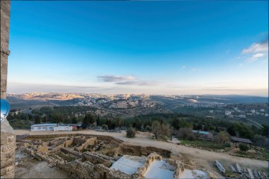 Kudüs ve Helenistik şehrin kalıntıları ve Haçlı Kalesi üzerindeki mistik günbatımı Peygamber Samuel 'in (Nebi Samwil / Kever Shmuel ha-Nevi), Kudüs, İsrail