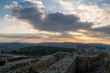 Kudüs ve Helenistik şehrin kalıntıları ve Haçlı Kalesi üzerindeki mistik günbatımı Peygamber Samuel 'in (Nebi Samwil / Kever Shmuel ha-Nevi), Kudüs, İsrail