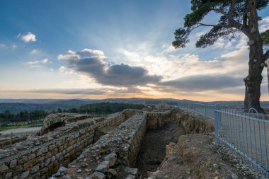 Kudüs ve Helenistik şehrin kalıntıları ve Haçlı Kalesi üzerindeki mistik günbatımı Peygamber Samuel 'in (Nebi Samwil / Kever Shmuel ha-Nevi), Kudüs, İsrail
