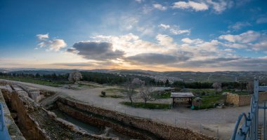 Kudüs ve Helenistik şehrin kalıntıları ve Haçlı Kalesi üzerindeki mistik günbatımı Peygamber Samuel 'in (Nebi Samwil / Kever Shmuel ha-Nevi), Kudüs, İsrail