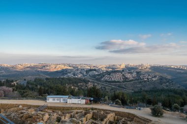 Kudüs ve Helenistik şehrin kalıntıları ve Haçlı Kalesi üzerindeki mistik günbatımı Peygamber Samuel 'in (Nebi Samwil / Kever Shmuel ha-Nevi), Kudüs, İsrail