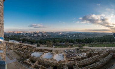 Kudüs ve Helenistik şehrin kalıntıları ve Haçlı Kalesi üzerindeki mistik günbatımı Peygamber Samuel 'in (Nebi Samwil / Kever Shmuel ha-Nevi), Kudüs, İsrail