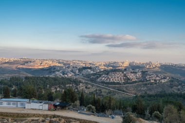 Kudüs ve Helenistik şehrin kalıntıları ve Haçlı Kalesi üzerindeki mistik günbatımı Peygamber Samuel 'in (Nebi Samwil / Kever Shmuel ha-Nevi), Kudüs, İsrail