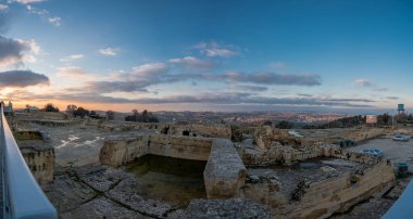 Kudüs ve Helenistik şehrin kalıntıları ve Haçlı Kalesi üzerindeki mistik günbatımı Peygamber Samuel 'in (Nebi Samwil / Kever Shmuel ha-Nevi), Kudüs, İsrail