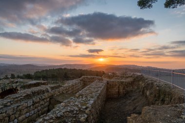 Kudüs ve Helenistik şehrin kalıntıları ve Haçlı Kalesi üzerindeki mistik günbatımı Peygamber Samuel 'in (Nebi Samwil / Kever Shmuel ha-Nevi), Kudüs, İsrail