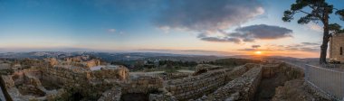 Kudüs ve Helenistik şehrin kalıntıları ve Haçlı Kalesi üzerindeki mistik günbatımı Peygamber Samuel 'in (Nebi Samwil / Kever Shmuel ha-Nevi), Kudüs, İsrail