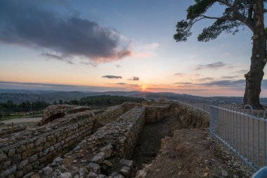 Kudüs ve Helenistik şehrin kalıntıları ve Haçlı Kalesi üzerindeki mistik günbatımı Peygamber Samuel 'in (Nebi Samwil / Kever Shmuel ha-Nevi), Kudüs, İsrail