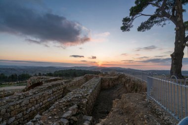 Kudüs ve Helenistik şehrin kalıntıları ve Haçlı Kalesi üzerindeki mistik günbatımı Peygamber Samuel 'in (Nebi Samwil / Kever Shmuel ha-Nevi), Kudüs, İsrail