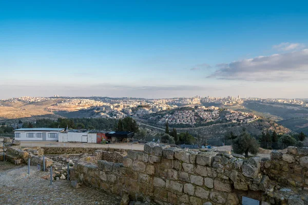 ヘレニズム時代の都市の遺跡と預言者サムエルの墓の周りの十字軍の城 サムイル ケヴァー シュミュエル ハネヴィ エルサレム イスラエル — ストック写真