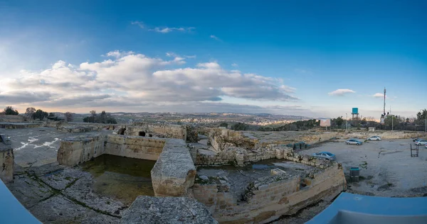 Kudüs ve Helenistik şehrin kalıntıları ve Haçlı Kalesi üzerindeki mistik günbatımı Peygamber Samuel 'in (Nebi Samwil / Kever Shmuel ha-Nevi), Kudüs, İsrail