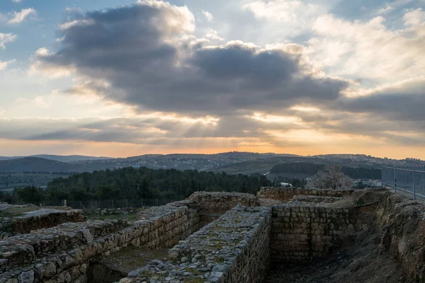 Kudüs ve Helenistik şehrin kalıntıları ve Haçlı Kalesi üzerindeki mistik günbatımı Peygamber Samuel 'in (Nebi Samwil / Kever Shmuel ha-Nevi), Kudüs, İsrail