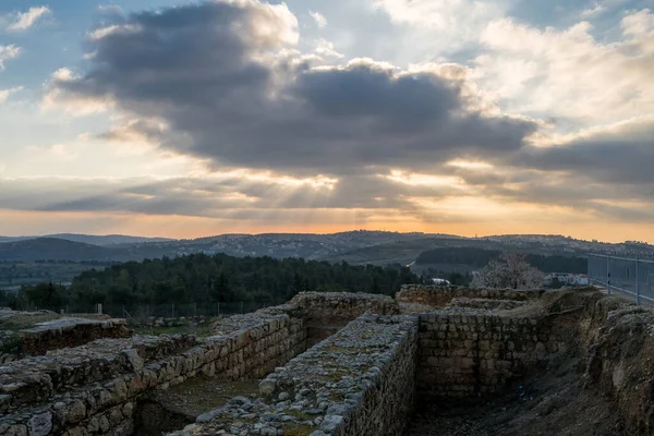 Kudüs ve Helenistik şehrin kalıntıları ve Haçlı Kalesi üzerindeki mistik günbatımı Peygamber Samuel 'in (Nebi Samwil / Kever Shmuel ha-Nevi), Kudüs, İsrail