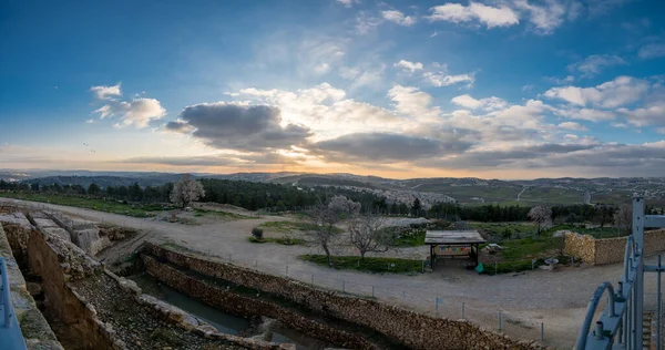 Kudüs ve Helenistik şehrin kalıntıları ve Haçlı Kalesi üzerindeki mistik günbatımı Peygamber Samuel 'in (Nebi Samwil / Kever Shmuel ha-Nevi), Kudüs, İsrail