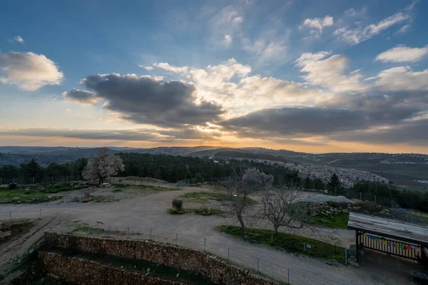 エルサレムの神秘的な夕日と 預言者サムエルの墓から見たヘレニズム時代の都市と十字軍の城 サムイル ケヴァー シュミュエル ハネヴィ エルサレム イスラエル — ストック写真