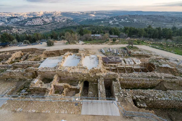 Kudüs ve Helenistik şehrin kalıntıları ve Haçlı Kalesi üzerindeki mistik günbatımı Peygamber Samuel 'in (Nebi Samwil / Kever Shmuel ha-Nevi), Kudüs, İsrail