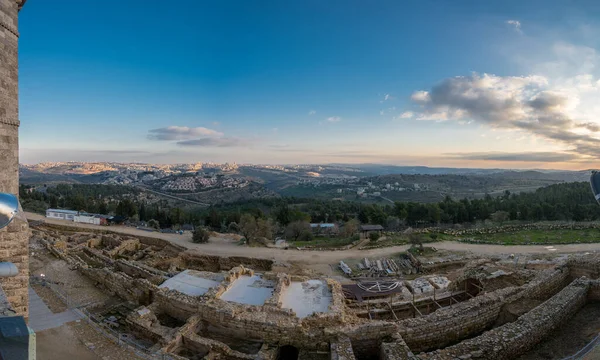 Kudüs ve Helenistik şehrin kalıntıları ve Haçlı Kalesi üzerindeki mistik günbatımı Peygamber Samuel 'in (Nebi Samwil / Kever Shmuel ha-Nevi), Kudüs, İsrail