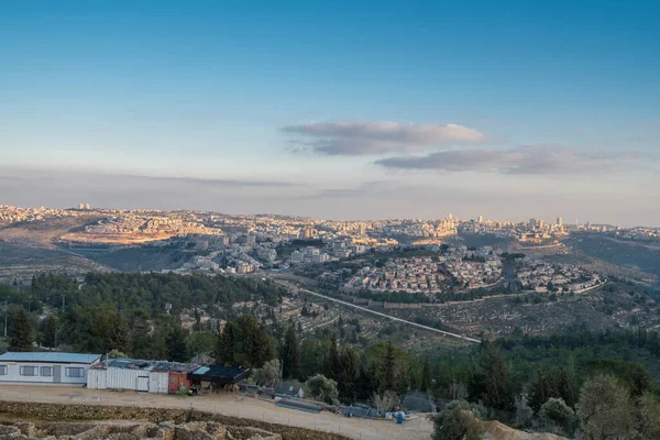 Kudüs ve Helenistik şehrin kalıntıları ve Haçlı Kalesi üzerindeki mistik günbatımı Peygamber Samuel 'in (Nebi Samwil / Kever Shmuel ha-Nevi), Kudüs, İsrail