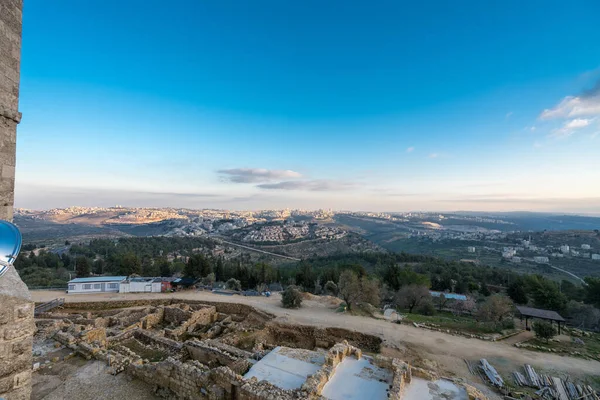 Kudüs ve Helenistik şehrin kalıntıları ve Haçlı Kalesi üzerindeki mistik günbatımı Peygamber Samuel 'in (Nebi Samwil / Kever Shmuel ha-Nevi), Kudüs, İsrail