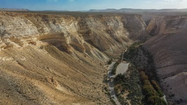 İsrail 'in Negev Çölü' ndeki Avdat Kanyonu (Ein Avdat) üzerinde gün batımı manzaralı Kibbutz Sde Boker gözcüsü. Negev Çölü. İsrail
