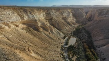 İsrail 'in Negev Çölü' ndeki Avdat Kanyonu (Ein Avdat) üzerinde gün batımı manzaralı Kibbutz Sde Boker gözcüsü. Negev Çölü. İsrail
