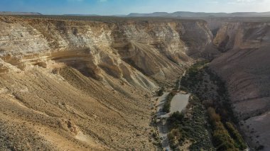 İsrail 'in Negev Çölü' ndeki Avdat Kanyonu (Ein Avdat) üzerinde gün batımı manzaralı Kibbutz Sde Boker gözcüsü. Negev Çölü. İsrail