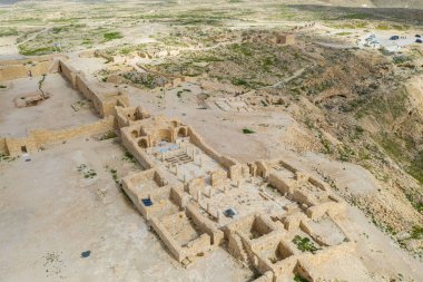 İsrail 'in güneyindeki Negev Çölü' nde, şimdi ulusal bir park olan harap olmuş Antik Nabataean şehri Avdat 'ın hava panoramik bahar manzarası.