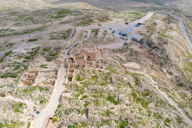 İsrail 'in güneyindeki Negev Çölü' nde, şimdi ulusal bir park olan harap olmuş Antik Nabataean şehri Avdat 'ın hava panoramik bahar manzarası.