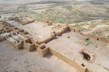 İsrail 'in güneyindeki Negev Çölü' nde, şimdi ulusal bir park olan harap olmuş Antik Nabataean şehri Avdat 'ın hava panoramik bahar manzarası.