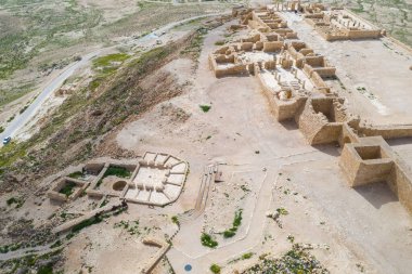 İsrail 'in güneyindeki Negev Çölü' nde, şimdi ulusal bir park olan harap olmuş Antik Nabataean şehri Avdat 'ın hava panoramik bahar manzarası.
