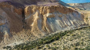 İsrail 'in Negev Çölü' ndeki Avdat Kanyonu (Ein Avdat) üzerinde gün batımı manzaralı Kibbutz Sde Boker gözcüsü. Negev Çölü. İsrail