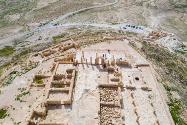 İsrail 'in güneyindeki Negev Çölü' nde, şimdi ulusal bir park olan harap olmuş Antik Nabataean şehri Avdat 'ın hava panoramik bahar manzarası.