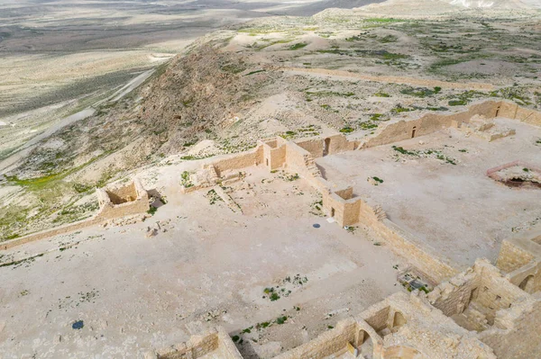 İsrail 'in güneyindeki Negev Çölü' nde, şimdi ulusal bir park olan harap olmuş Antik Nabataean şehri Avdat 'ın hava panoramik bahar manzarası.