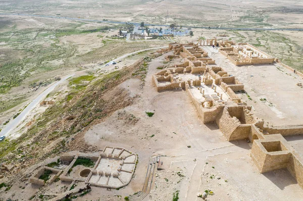 İsrail 'in güneyindeki Negev Çölü' nde, şimdi ulusal bir park olan harap olmuş Antik Nabataean şehri Avdat 'ın hava panoramik bahar manzarası.