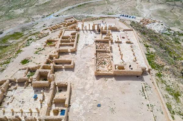 İsrail 'in güneyindeki Negev Çölü' nde, şimdi ulusal bir park olan harap olmuş Antik Nabataean şehri Avdat 'ın hava panoramik bahar manzarası.