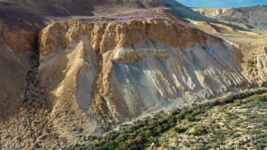 İsrail 'in Negev Çölü' ndeki Avdat Kanyonu (Ein Avdat) üzerinde gün batımı manzaralı Kibbutz Sde Boker gözcüsü. Negev Çölü. İsrail