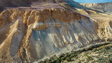 İsrail 'in Negev Çölü' ndeki Avdat Kanyonu (Ein Avdat) üzerinde gün batımı manzaralı Kibbutz Sde Boker gözcüsü. Negev Çölü. İsrail