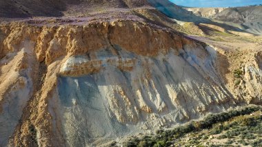 İsrail 'in Negev Çölü' ndeki Avdat Kanyonu (Ein Avdat) üzerinde gün batımı manzaralı Kibbutz Sde Boker gözcüsü. Negev Çölü. İsrail