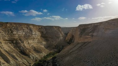 İsrail 'in Negev Çölü' ndeki Avdat Kanyonu (Ein Avdat) üzerinde gün batımı manzaralı Kibbutz Sde Boker gözcüsü. Negev Çölü. İsrail