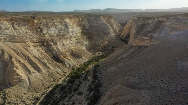 İsrail 'in Negev Çölü' ndeki Avdat Kanyonu (Ein Avdat) üzerinde gün batımı manzaralı Kibbutz Sde Boker gözcüsü. Negev Çölü. İsrail