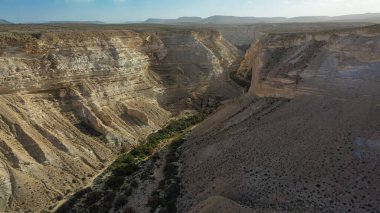 İsrail 'in Negev Çölü' ndeki Avdat Kanyonu (Ein Avdat) üzerinde gün batımı manzaralı Kibbutz Sde Boker gözcüsü. Negev Çölü. İsrail