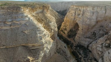 İsrail 'in Negev Çölü' ndeki Avdat Kanyonu (Ein Avdat) üzerinde gün batımı manzaralı Kibbutz Sde Boker gözcüsü. Negev Çölü. İsrail