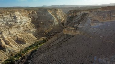 İsrail 'in Negev Çölü' ndeki Avdat Kanyonu (Ein Avdat) üzerinde gün batımı manzaralı Kibbutz Sde Boker gözcüsü. Negev Çölü. İsrail