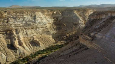 İsrail 'in Negev Çölü' ndeki Avdat Kanyonu (Ein Avdat) üzerinde gün batımı manzaralı Kibbutz Sde Boker gözcüsü. Negev Çölü. İsrail