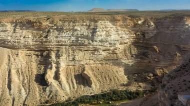 İsrail 'in Negev Çölü' ndeki Avdat Kanyonu (Ein Avdat) üzerinde gün batımı manzaralı Kibbutz Sde Boker gözcüsü. Negev Çölü. İsrail