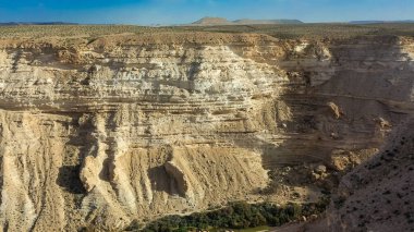 İsrail 'in Negev Çölü' ndeki Avdat Kanyonu (Ein Avdat) üzerinde gün batımı manzaralı Kibbutz Sde Boker gözcüsü. Negev Çölü. İsrail